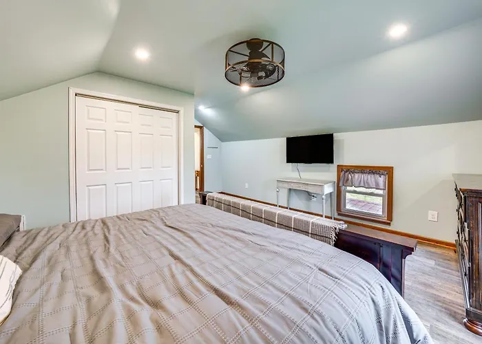 Charming W/ Private Yard! Holiday home