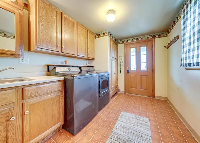 Charming W/ Private Yard! Holiday home *