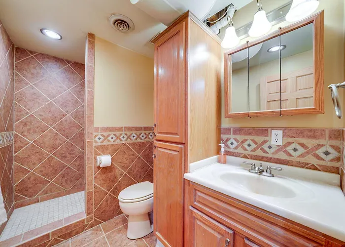 Charming W/ Private Yard! Holiday home *